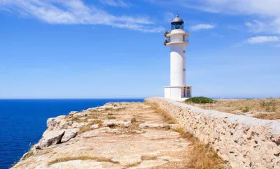 Los mejores destinos para navegar en catamarán alrededor de Formentera.